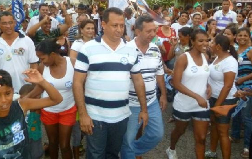 Deputado participa de comício