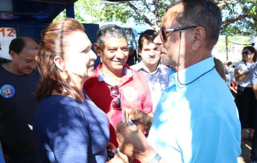 Kátia Abreu visita comércio em Palmas 