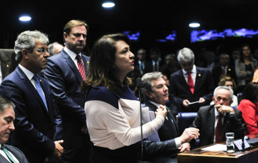 Senadora Kátia Abreu critica vigência de PEC