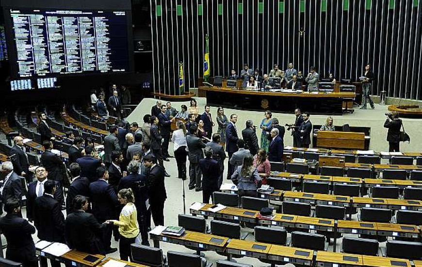 Apenas 2 deputados do TO tem 100% de presença