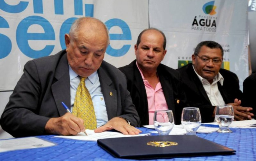 Governador assina termo