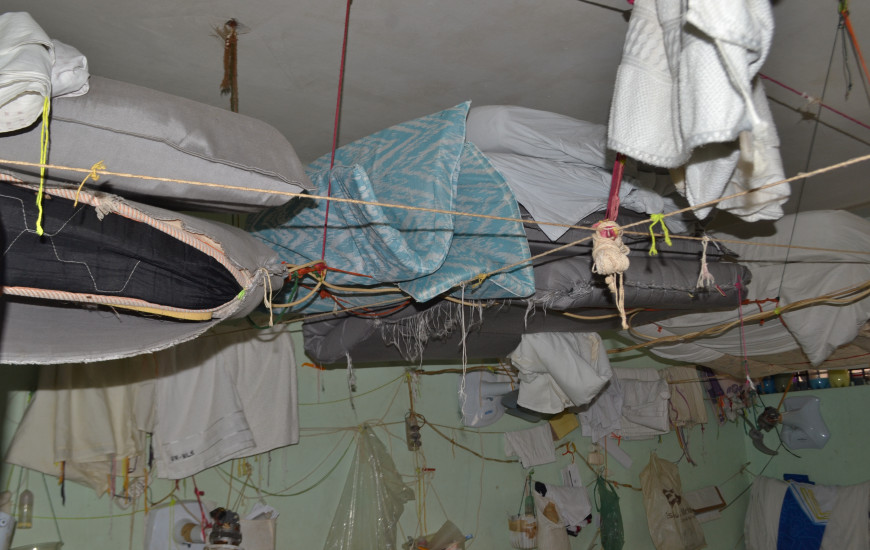 Má acomodação e condições de higiene precárias.