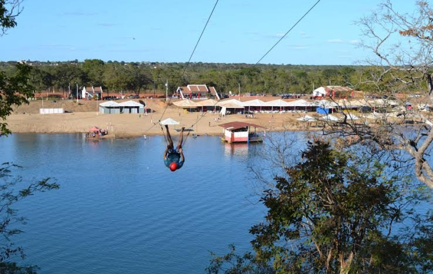 Tirolesa é uma das atrações da praia