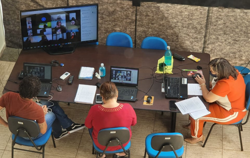 A diretora da Casa de Direitos Humanos dirige a cerimônia de posse