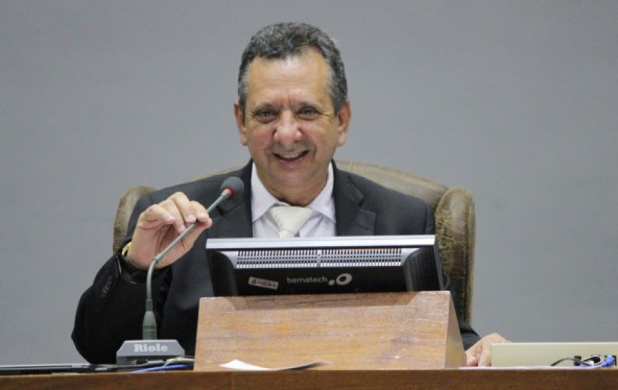 Deputado incentiva prática de esporte entre estudantes