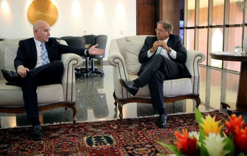 Governador recebe superintendente da Caixa