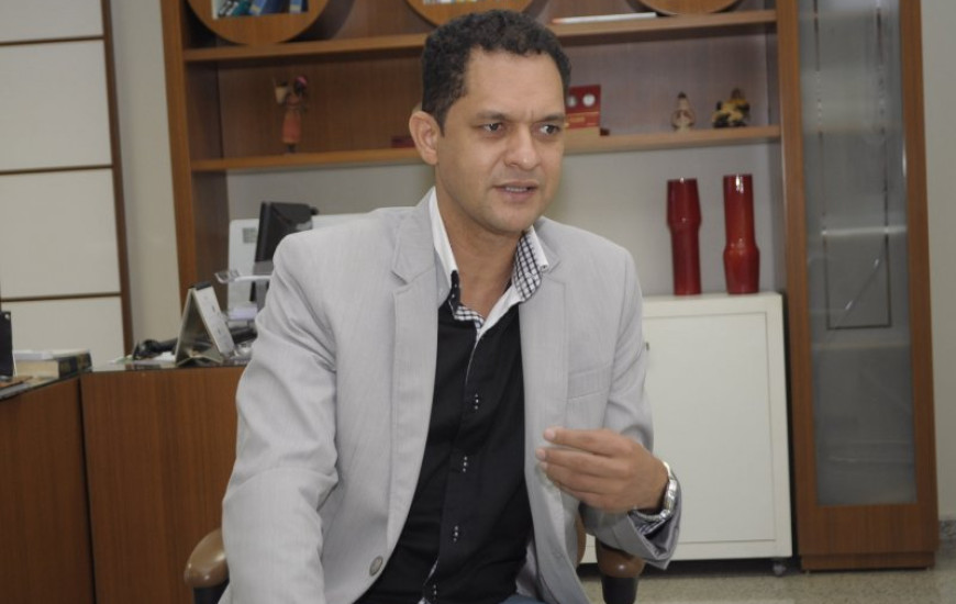 Adão anuncia Salão do Livro e concurso