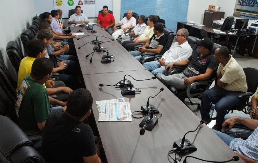 Motoristas cobram diárias atrasadas