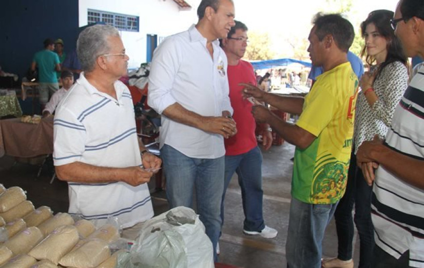 Ataídes visita feirantes