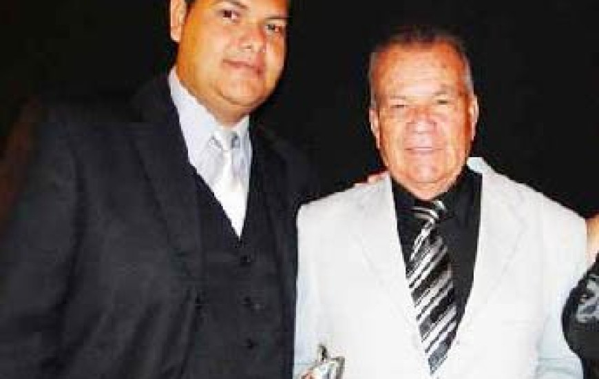 Ex-prefeito e filho são acusados de fraude