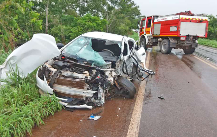 Motorista do veículo foi socorrido pelo Corpo de Bombeiros Militar