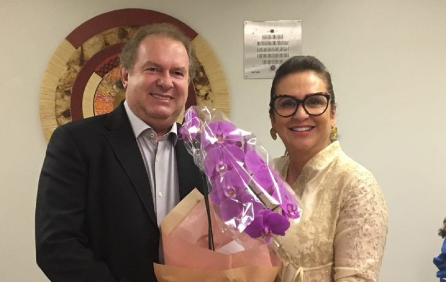 Senadora se aproxima de Governo para unir bancada e trazer recursos para o TO