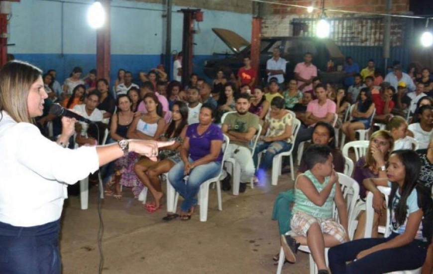 Cláudia participa de reunião no setor Santa Fé