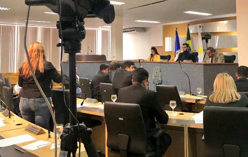 Sessão foi iniciada às 10h desta terça-feira