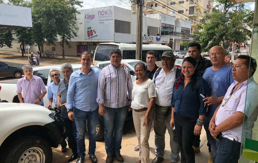 Quatro caminhonetes Triton 4x4 foram entregues pelo deputado