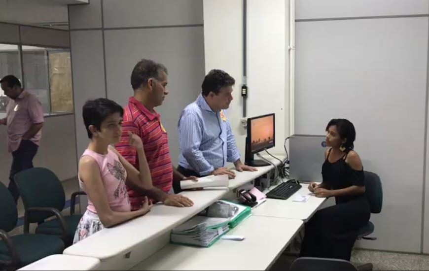 Candidato visita órgãos públicos