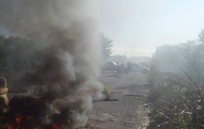 Manifestantes queimaram pneus