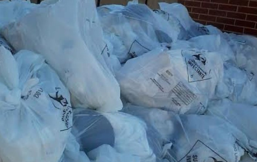 Lixo hospitalar se acumula no pátio do HGP