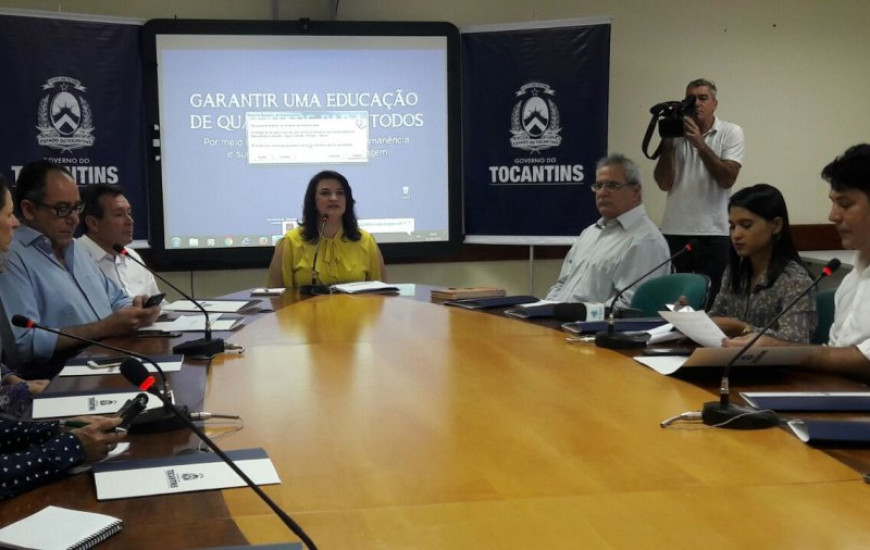 Secretária de Educação divulga dados em coletiva