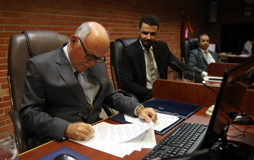 Helvécio e Heber assinam acordo.