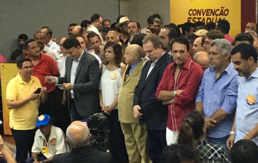 Políticos e deputados lotam evento de Carlesse