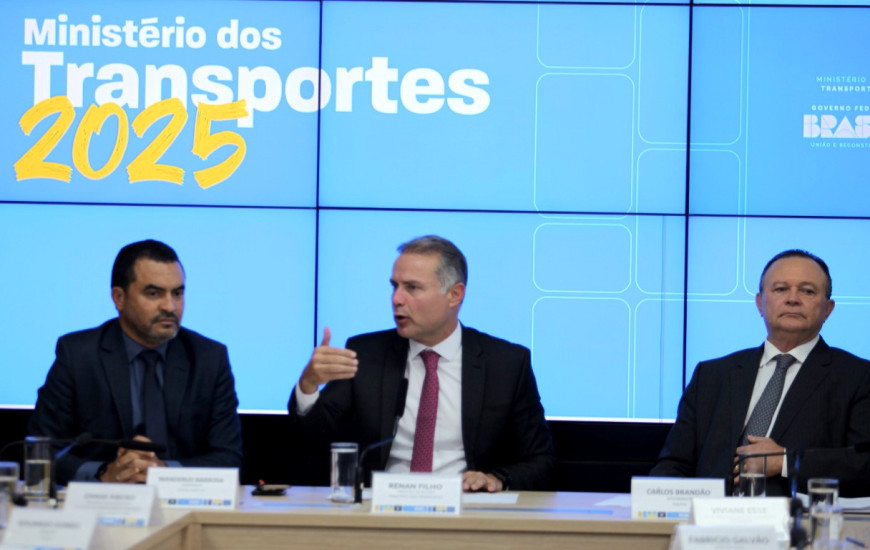 Ministro Renan Filho (C), Wanderlei Barbosa (E) e Carlos Brandão (D)