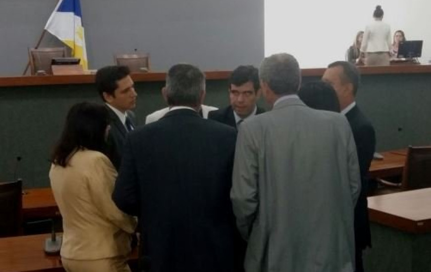 Deputados debateram sobre medidas antes da sessão