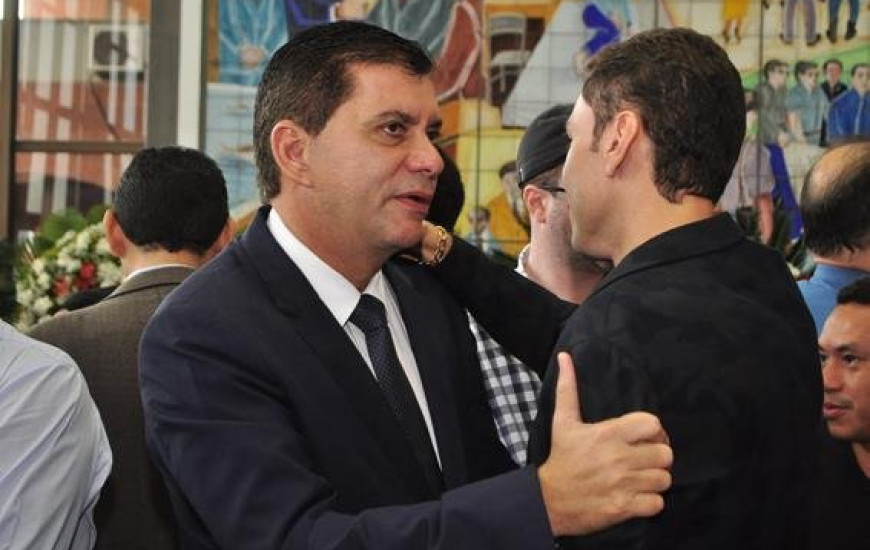 Amastha cumprimenta JR