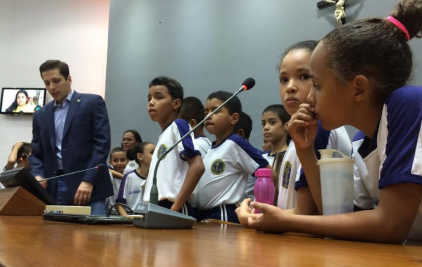 Deputado recebe estudantes na AL