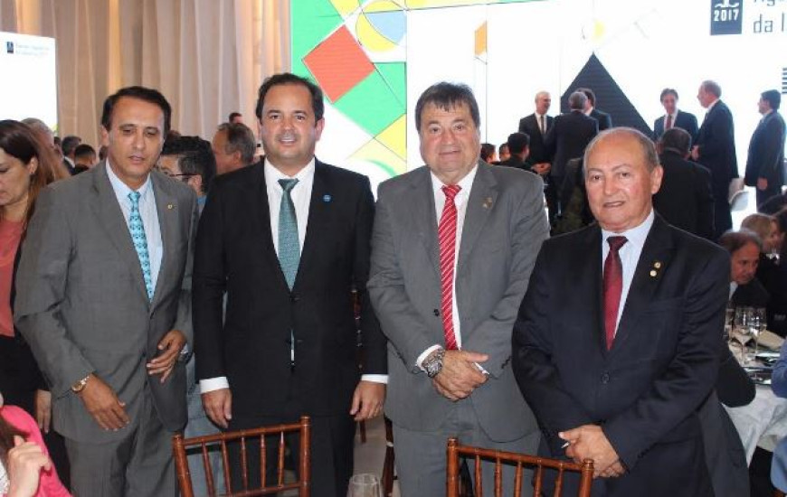 Roberto Pires com parlamentares em Brasília