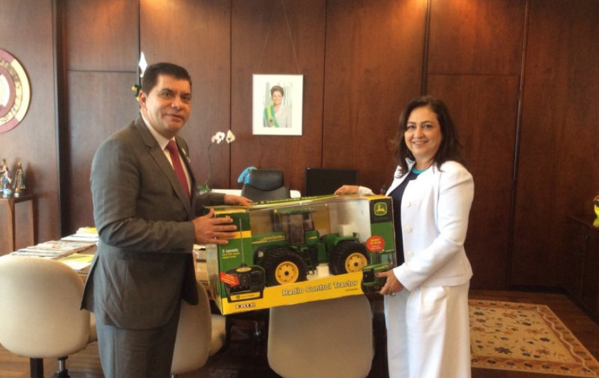 Prefeito e Ministra; presente para o neto