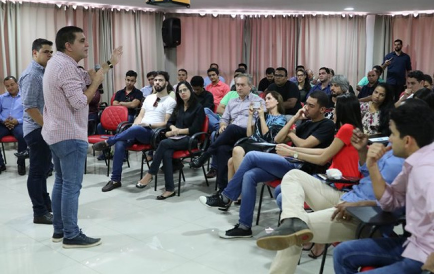 Amastha é questionado sobre projetos para jovens, em Gurupi