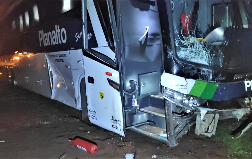 Colisão ocorreu por volta da meia noite desta sexta-feira, 20, na BR 153.