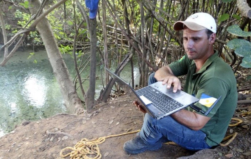 Técnicos avaliam vazão e qualidade da água