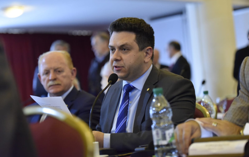 Tiago Dimas durante discurso em Montevidéu, no Uruguai