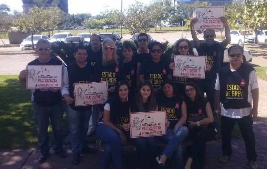 Servidores pararam atividades na quarta