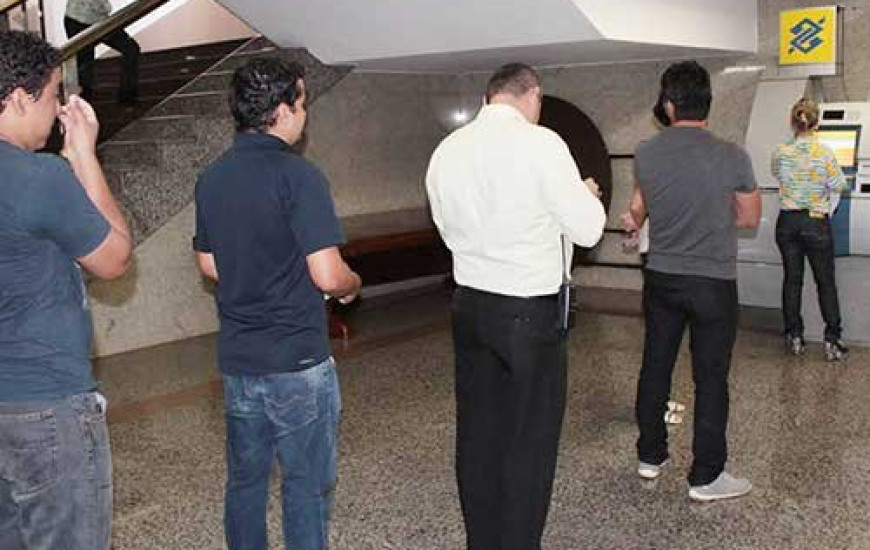 Estado e Unitins pagam salários no dia 12