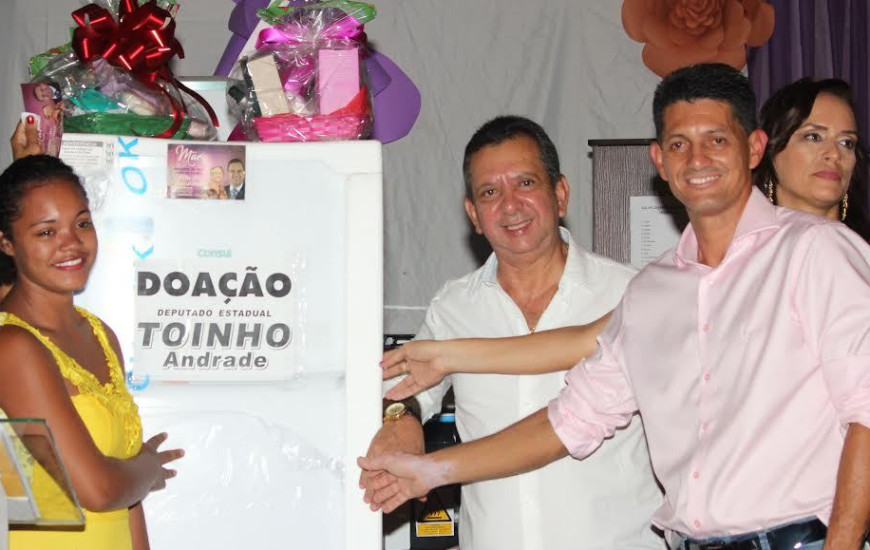 Deputado doa brindes para sorteio