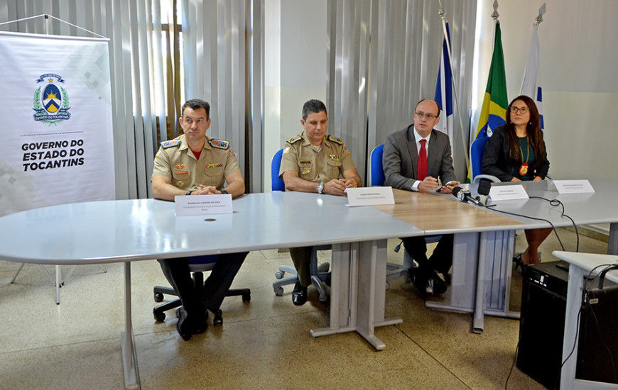 Representantes das forças de segurança durante coletiva.