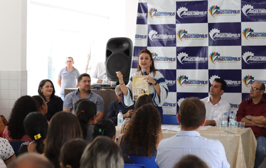 Senadora em encontro em Augustinópolis