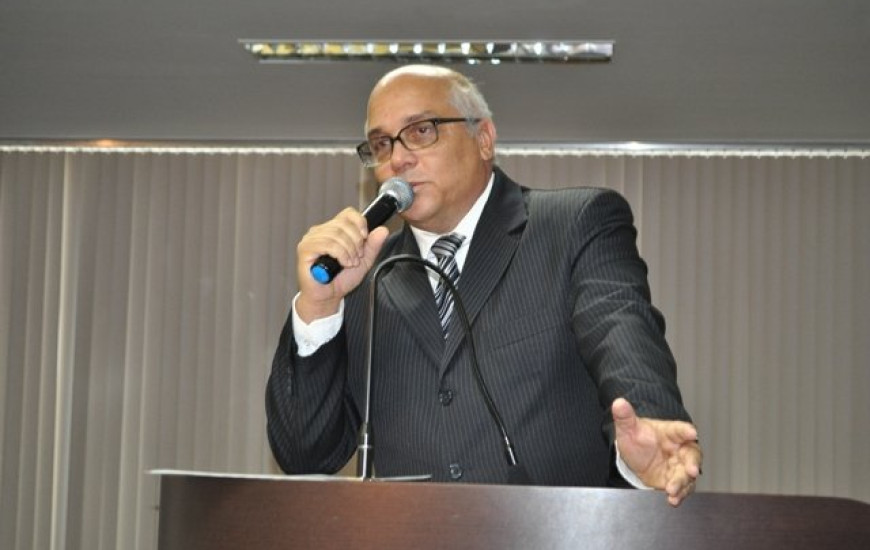 Secretário usa tribuna para esclarecer saída