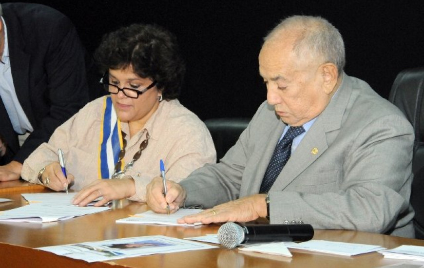Governador e Ministra assinam contrato