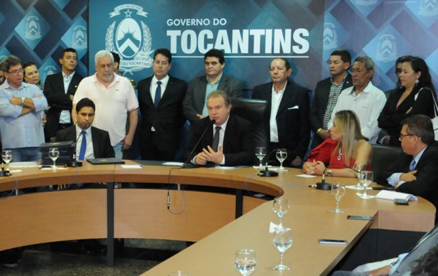 Carlesse garantiu que está resolvendo a situação da folha de pagamento