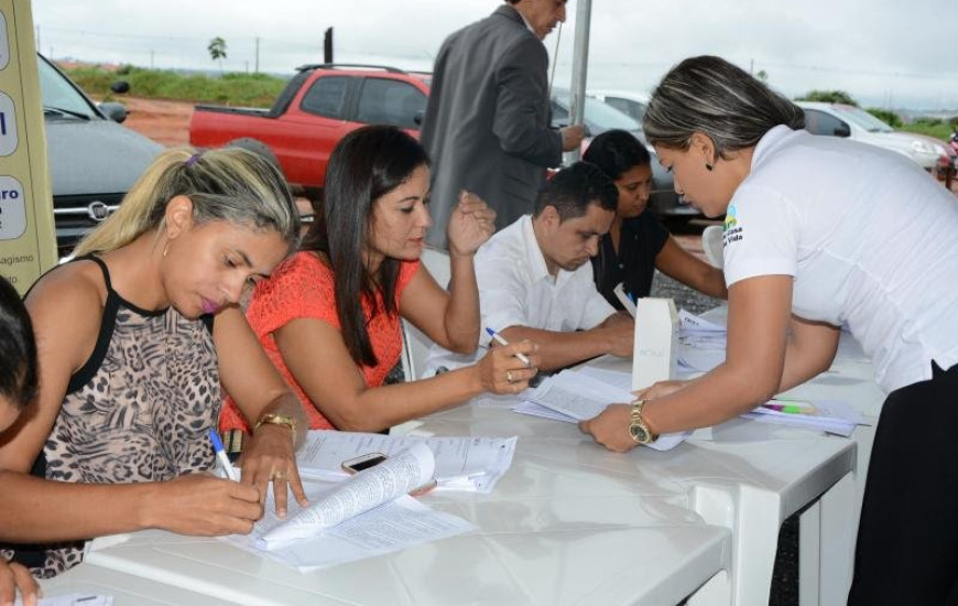 Famílias assinam contratos