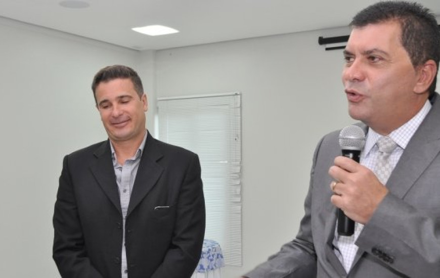 Amastha ao lado do amigo, sócio e secretário