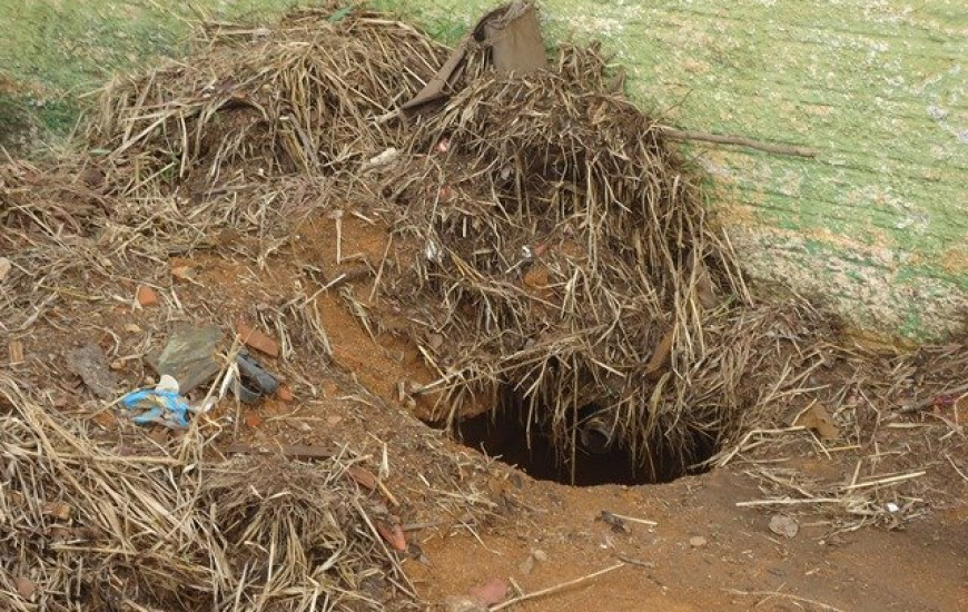 Buraco aberto representa perigo para alunos