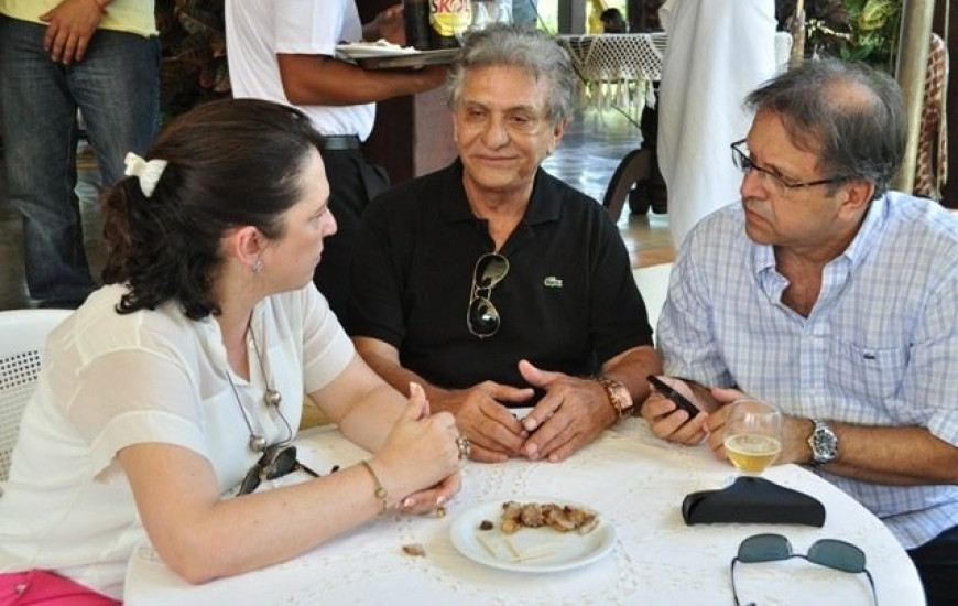 Reis, ladeado por Miranda e Kátia Abreu