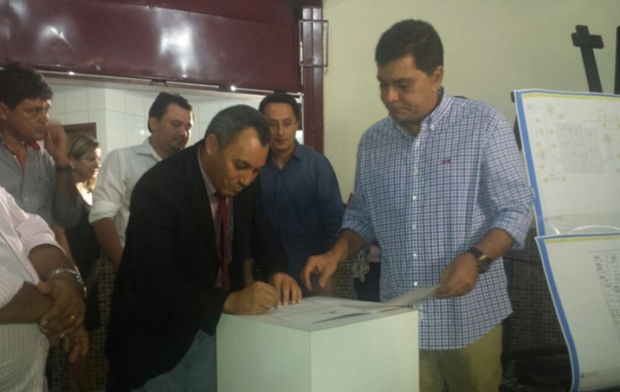 Marilon e Amastha assinam OS para construção