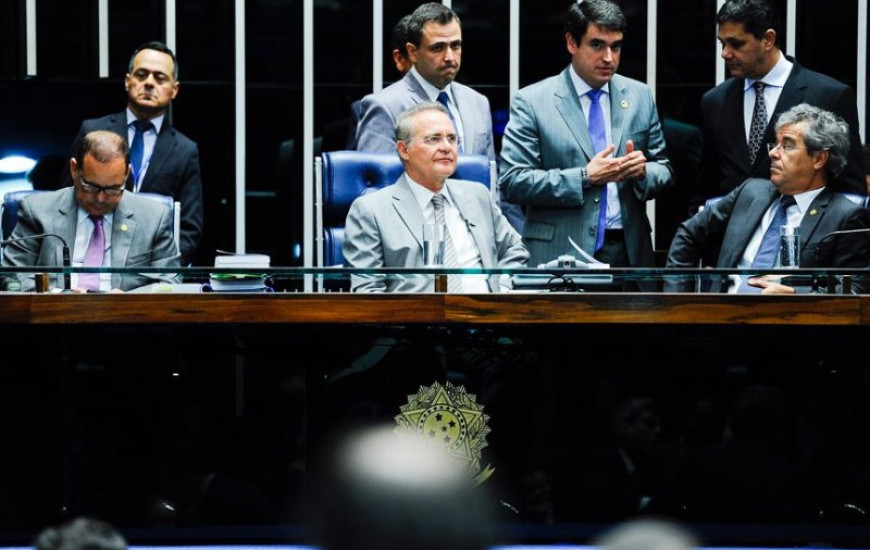 Senadores em sessão ontem