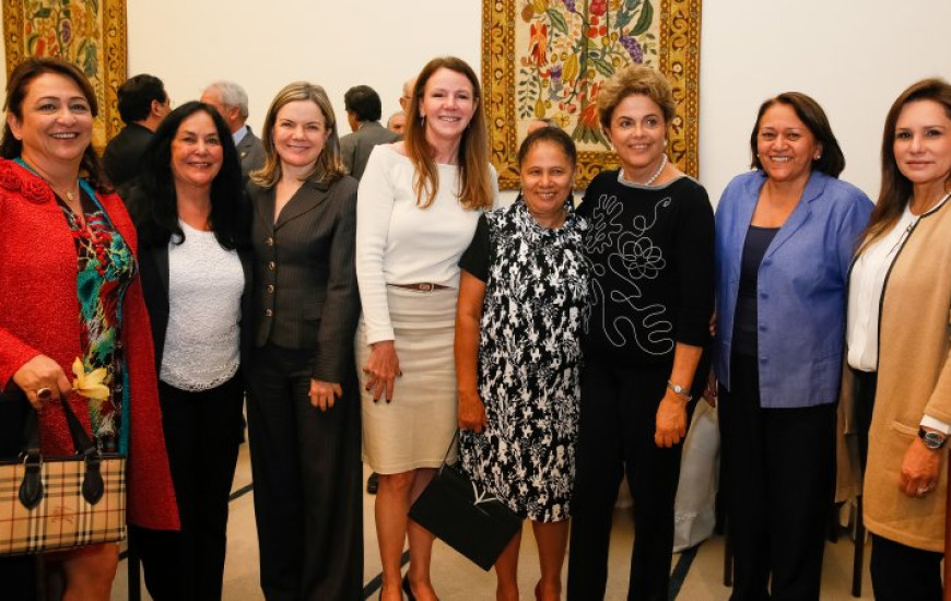 Dilma janta com senadoras e ministras